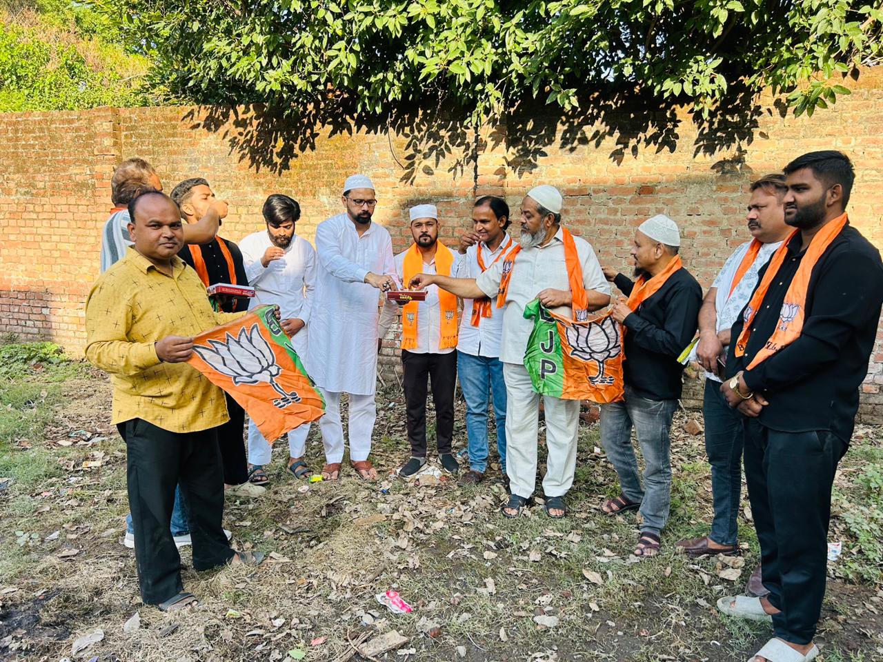 बंगाल जीत पर बरेली में जश्न, शारिक अब्बासी के नेतृत्व में पसमंदा मंच ने मनाई खुशी